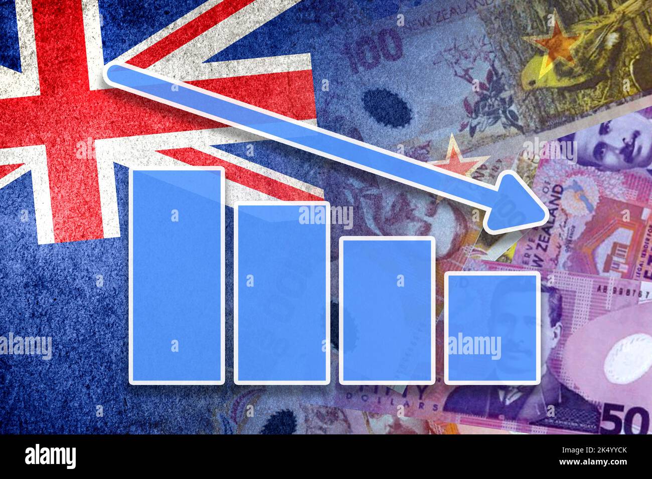 Graphique de l'économie : flèche vers le bas, drapeau de la Nouvelle-Zélande et billets en dollars de la Nouvelle-Zélande Banque D'Images