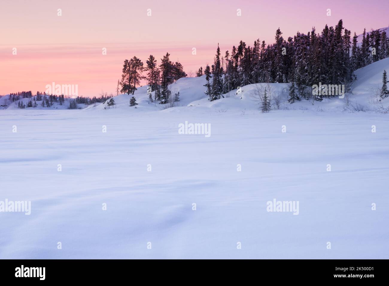 Un lever de soleil hivernal froid à Frame Lake, à Yellowknife, dans les Territoires du Nord-Ouest, au Canada. Banque D'Images