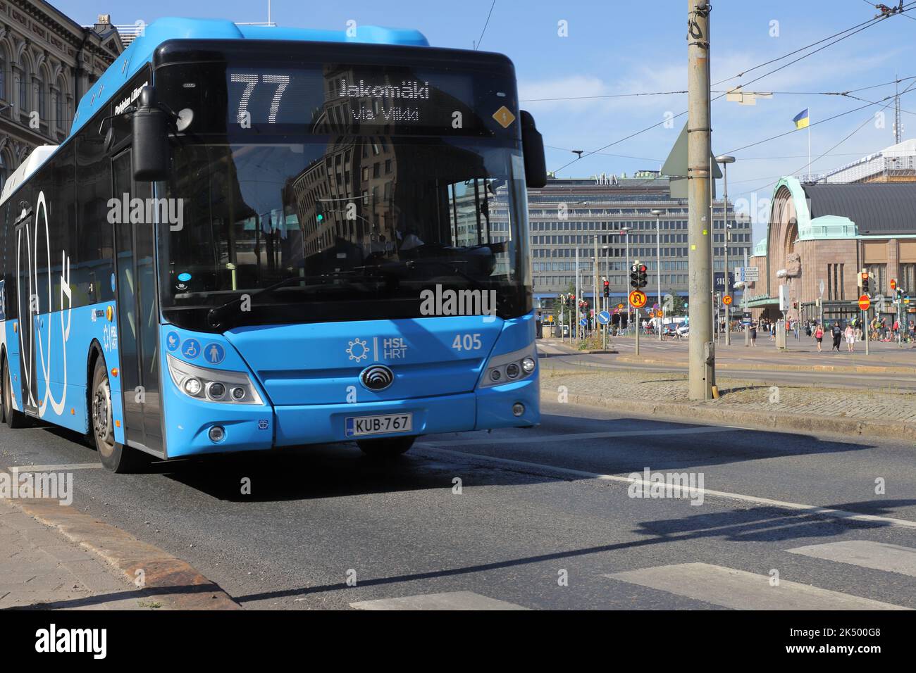 Helsinki, Finlande - 20 août 2022 : bus urbain bleu électrique sur la ligne 77 à l'extérieur de la gare centrale. Banque D'Images