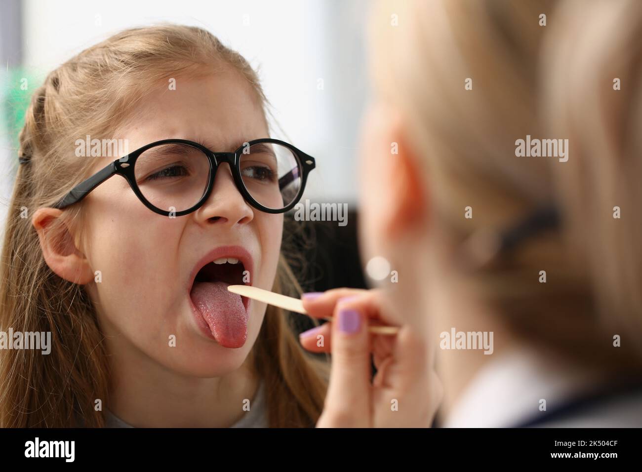 Amygdalite rhume et grippe chez les enfants atteints de maux de gorge Banque D'Images