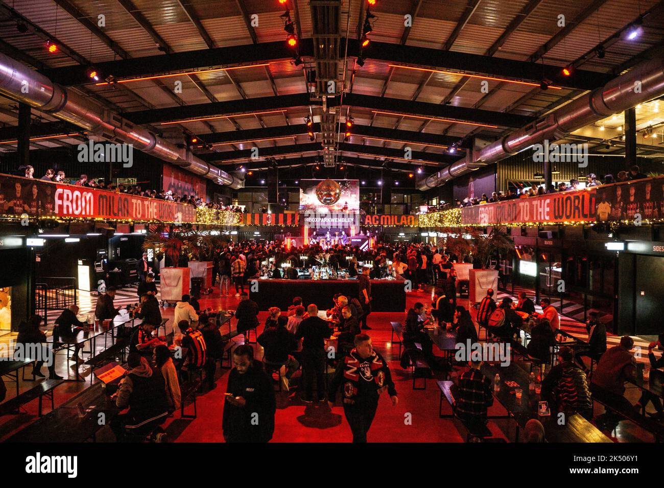 Londres, Royaume-Uni. 4th octobre 2022. Le Boxpark Wembley accueille un événement sportif « de Milan à beaucoup », où les champions de la série A italienne AC Milan montrent leur trophée à des supporters de Londres avant leur affrontement de la Ligue des Champions avec le Chelsea FC. Cristina Massei/Alamy Live News Banque D'Images