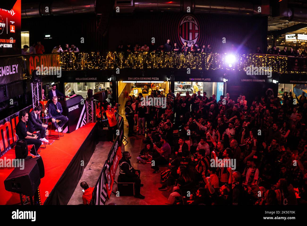 Londres, Royaume-Uni. 4th octobre 2022. De Milan à beaucoup : les champions de la série a italienne AC Milan montrent leur trophée aux supporters de Londres avant leur affrontement de la Ligue des Champions avec le FC Chelsea. Alessandro Nesta et Daniele Massaro s'adressera à la foule. Cristina Massei/Alamy Live News Banque D'Images