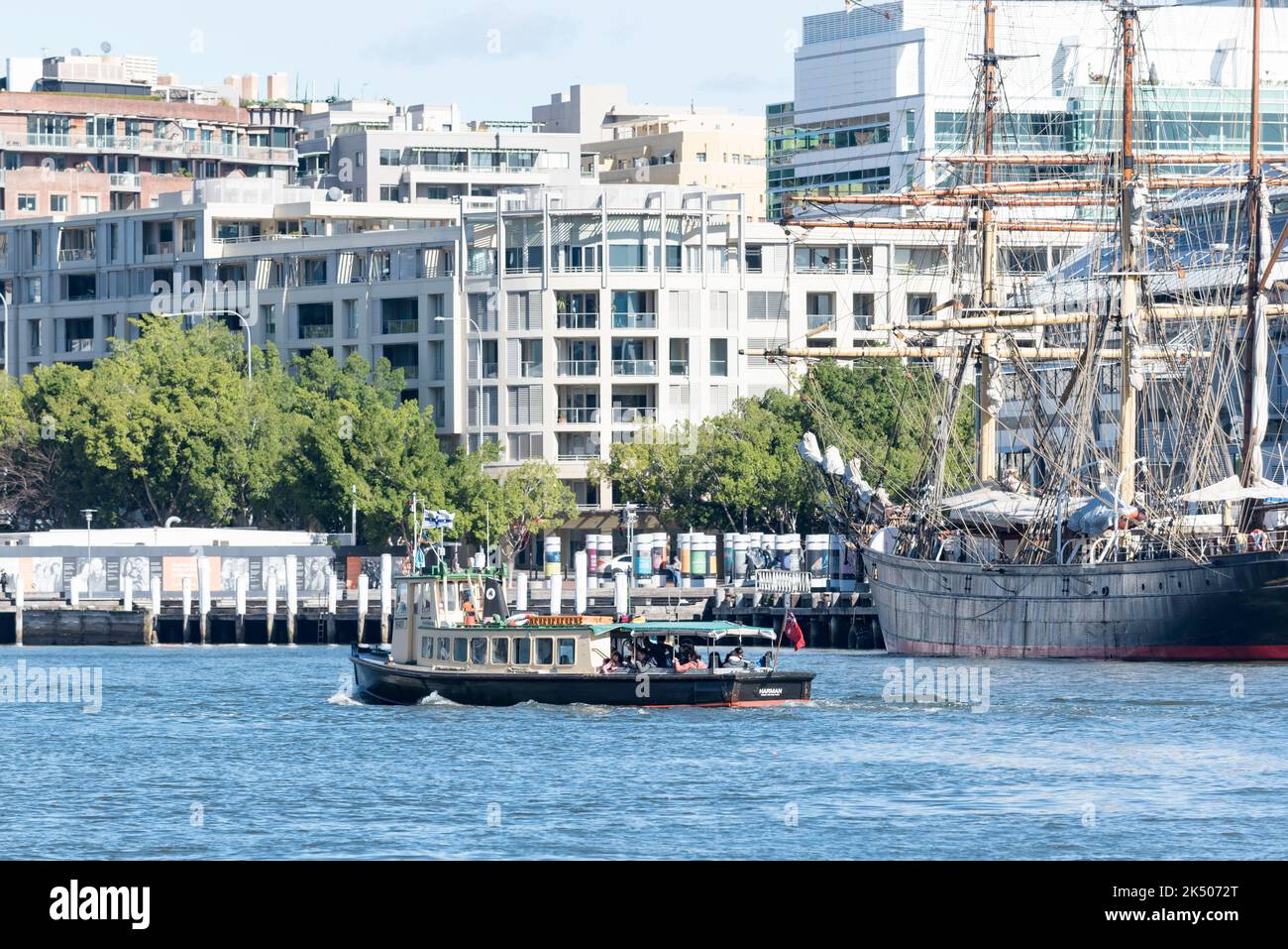Le lancement de la Royal Australian Navy (RAN) construit en 1943, Harman, en voiture à Darling Harbour près de l'un de ses navires frères, le James Craig Banque D'Images