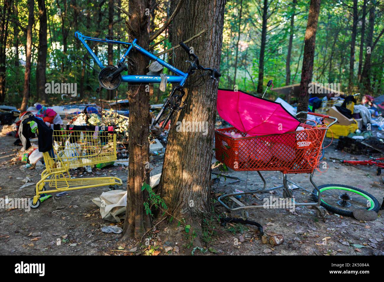 Bloomington, États-Unis. 05th octobre 2022. Un camp de sans-abri du côté ouest de Bloomington est en désarroi après l'expulsion des résidents de Bloomington. Les résidents du camp ont déclaré que la police leur avait donné jusqu'à 5 heures pour quitter le camp ou être arrêtés pour intrusion. Crédit : SOPA Images Limited/Alamy Live News Banque D'Images