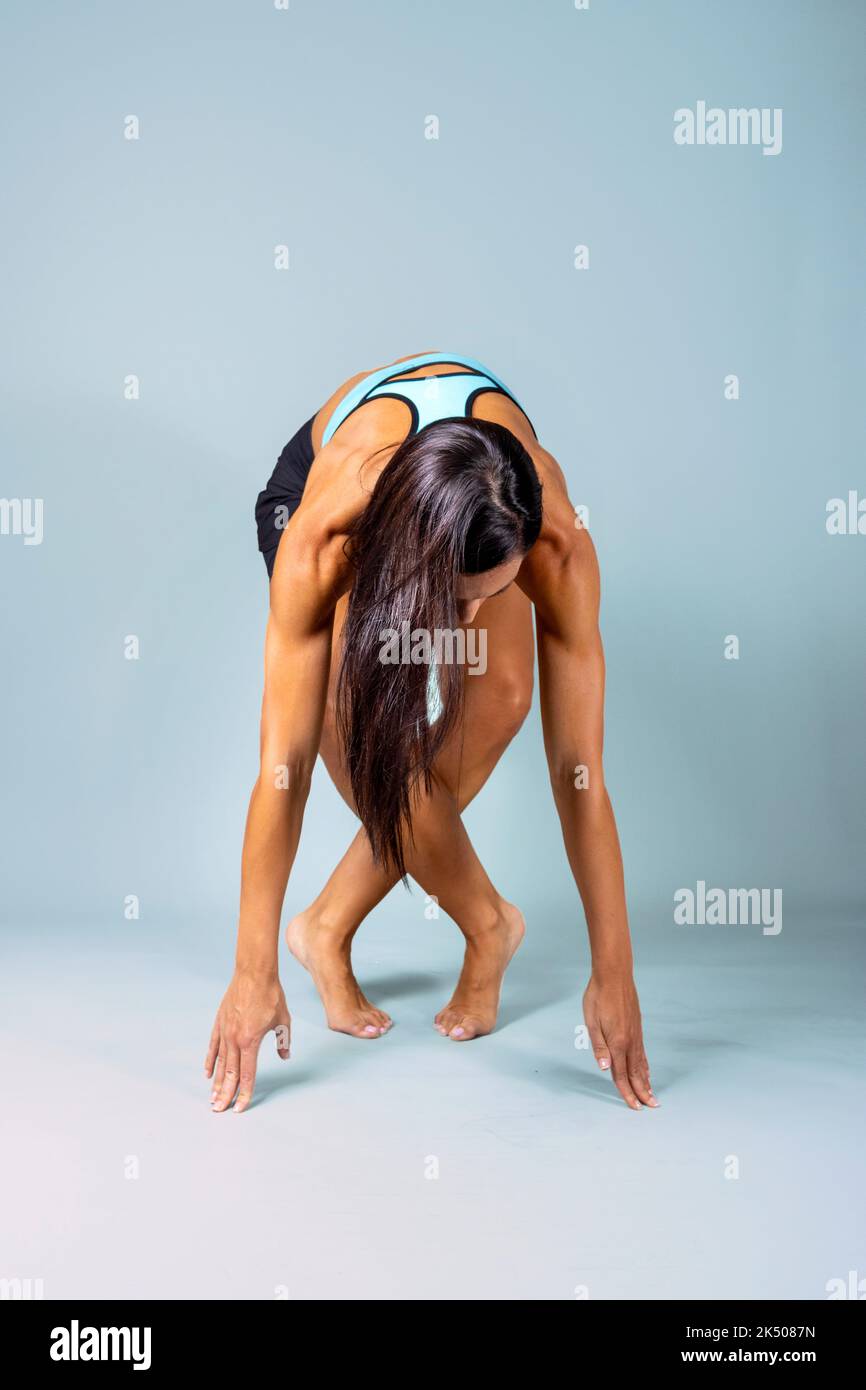 Une entraîneuse de yoga effectuant ses exercices. Banque D'Images