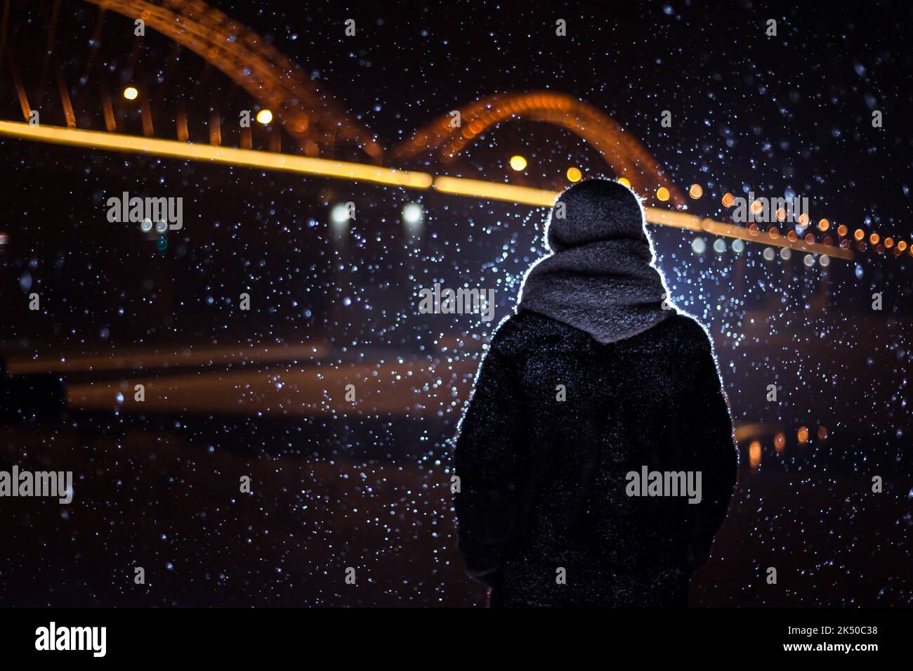 silhouette d'un homme sur fond de neige en hiver Banque D'Images