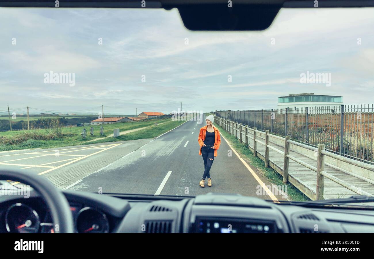 Vue de l'intérieur de la camionnette de la femme qui se pose sur la route Banque D'Images