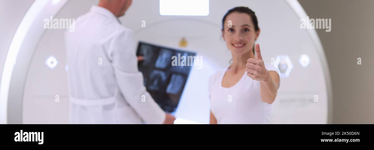 La machine IRM a satisfait le patient et le médecin de la radiographie Banque D'Images