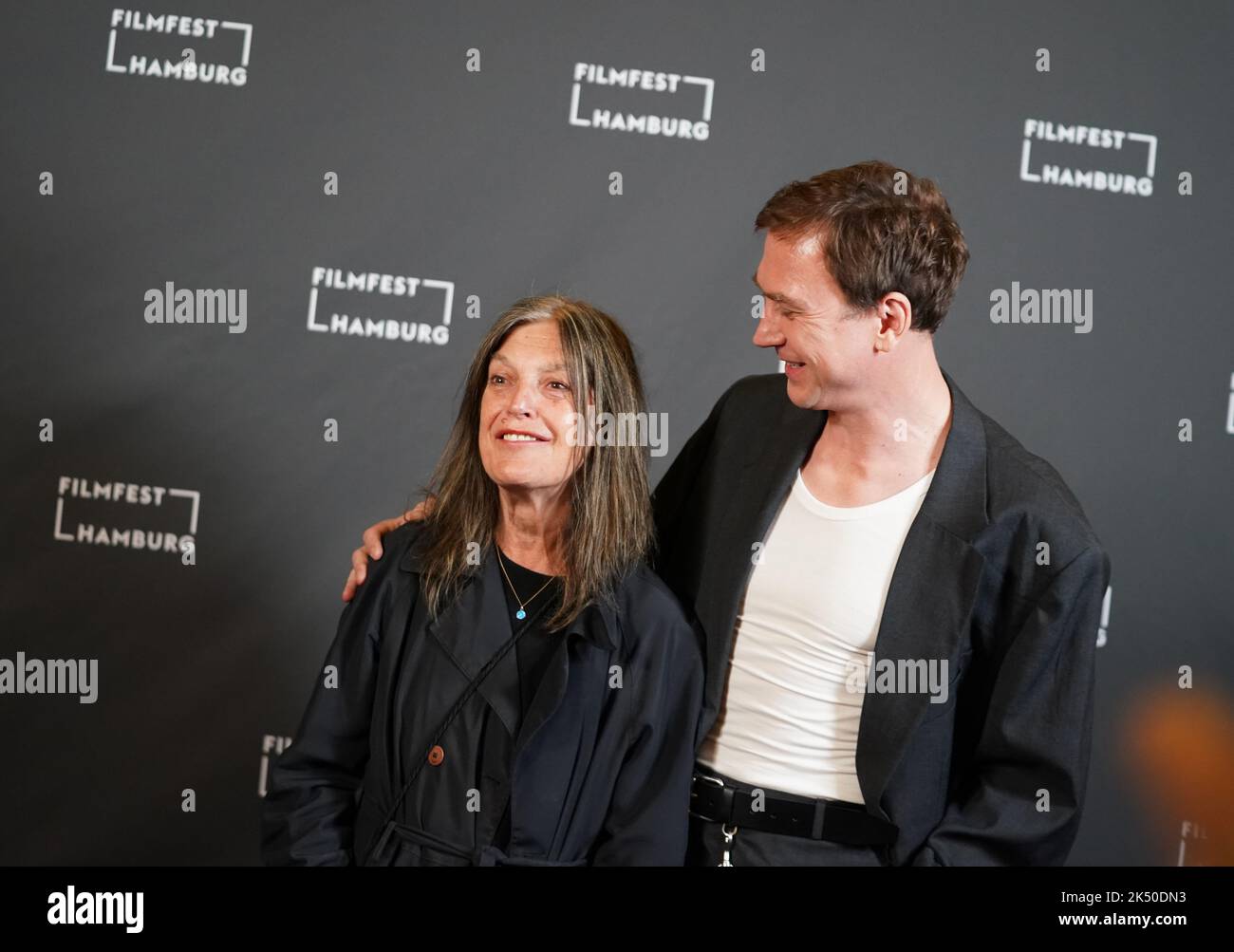 Hambourg, Allemagne. 04th octobre 2022. L'actrice Angela Winkler et l'acteur Lars Eidinger viennent à l'appel photo du film 'Lars Eidinger - pour être ou ne pas être' au passage Kino dans le cadre du Filmfest 30th Hambourg. Credit: Marcus Brandt/dpa/Alay Live News Banque D'Images
