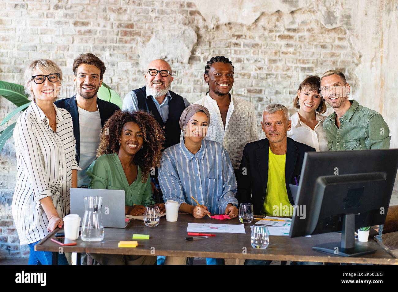 Portrait d'un groupe réussi de gens d'affaires multiethniques au bureau moderne regardant la caméra. Portrait d'une équipe créative heureuse d'une entreprise satisfaite Banque D'Images