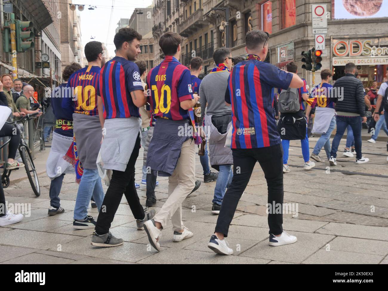 Les fans de football de Barcelone sur la Piazza Duomo Milan avant le match de la coupe des champions contre l'Inter Milan Banque D'Images