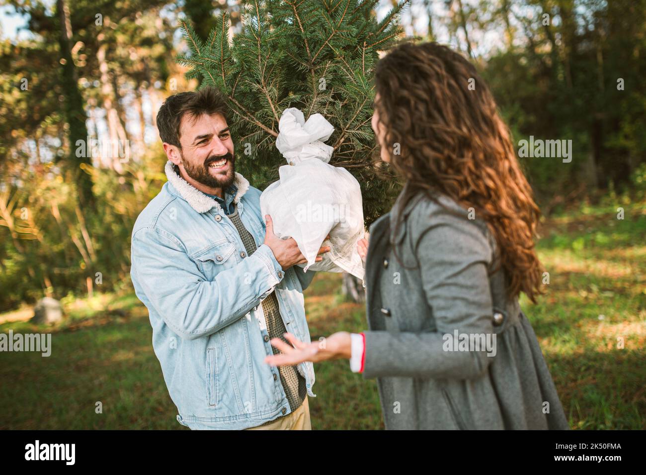 Le jeune couple heureux se prépare pour les vacances du nouvel an Banque D'Images