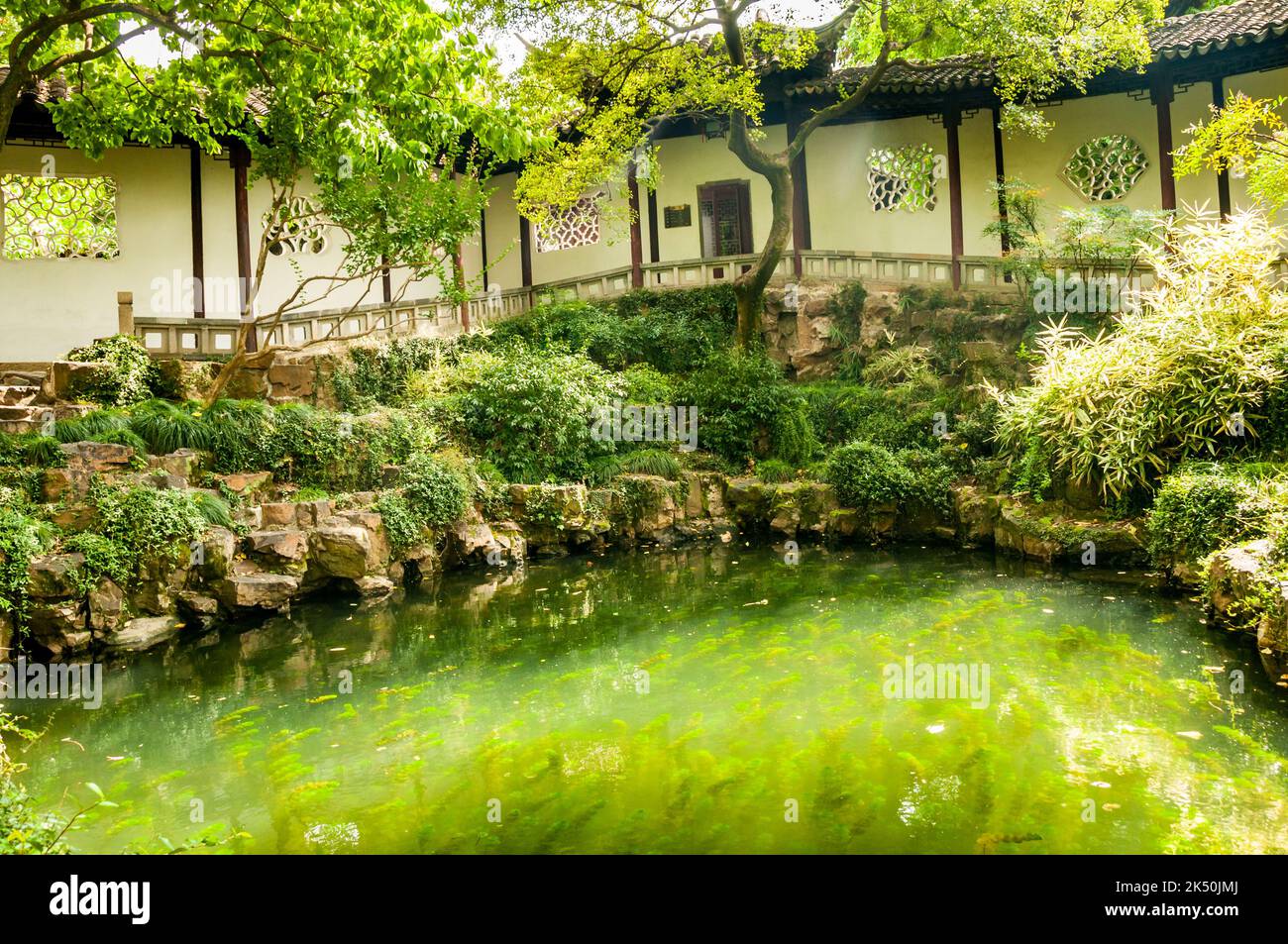 L'étang du Pavillon de la Grande vague (Canglang), classé au patrimoine mondial de l'UNESCO, Suzhou, province du Jiangsu, Chine. Banque D'Images