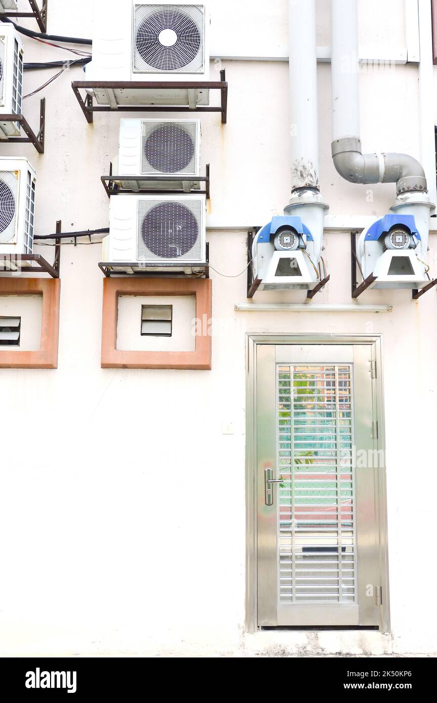 Climatisation extérieure sur mur en briques. Banque D'Images