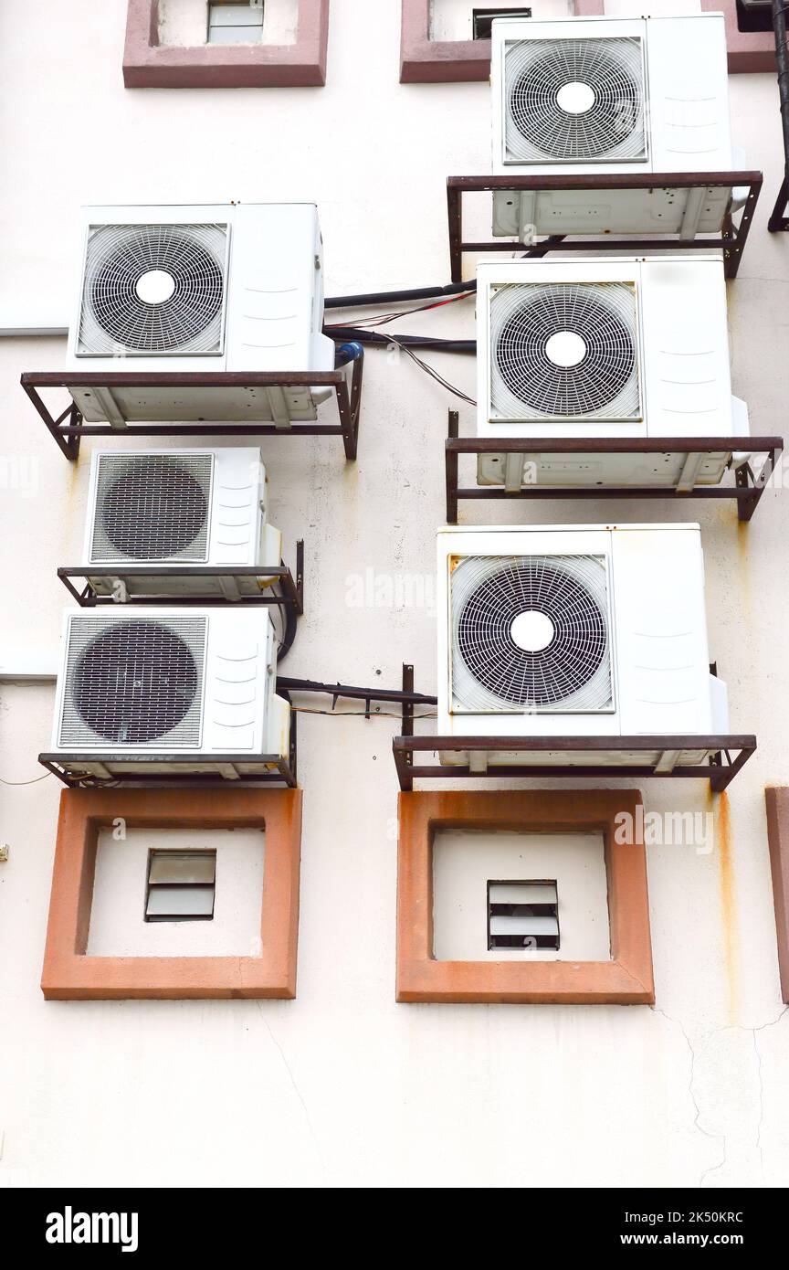 Climatisation extérieure sur mur en briques. Banque D'Images