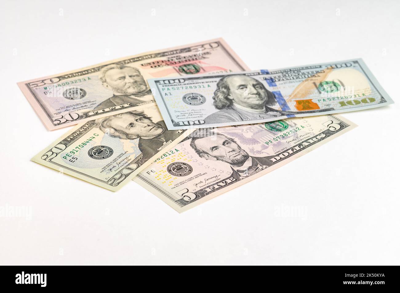 billets de 5, 20, 50, 100 dollars sous différents angles. Gros plan des dollars sur fond blanc. Banque D'Images