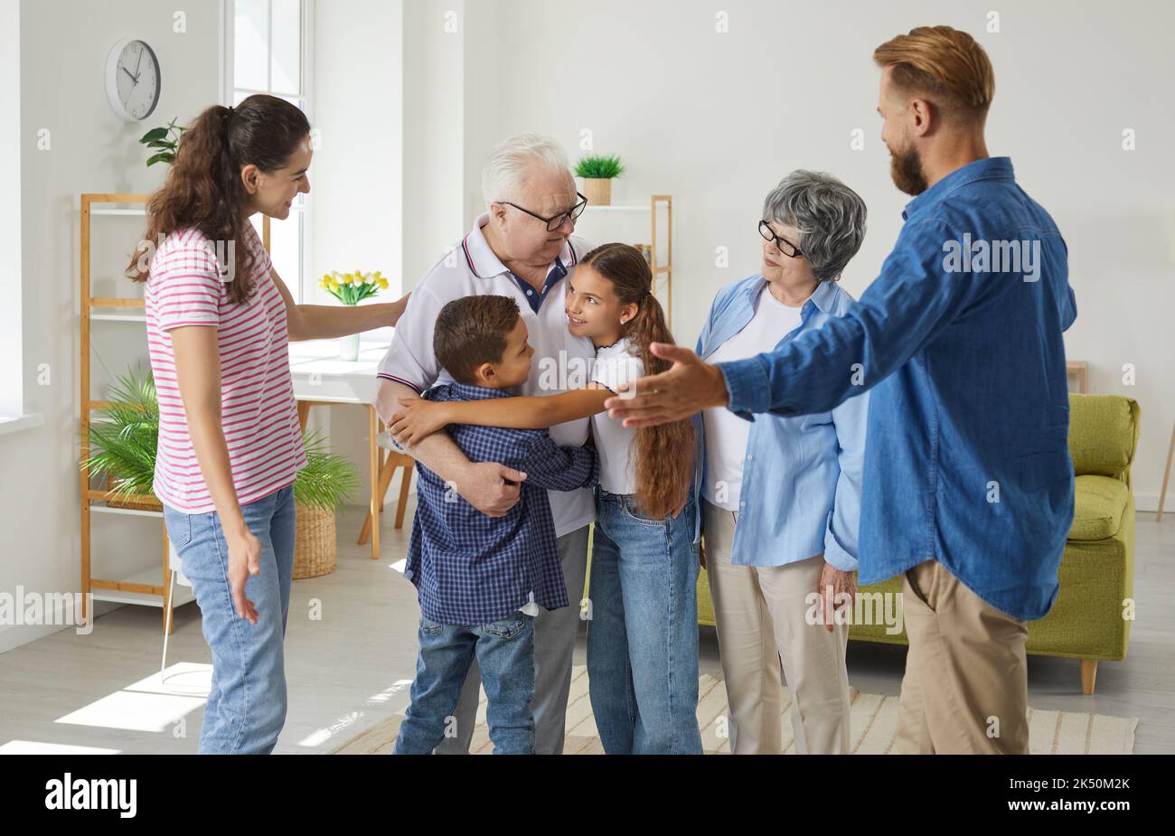 Une grande famille amicale se réunit le week-end pour passer des temps de liaison à la maison. Banque D'Images