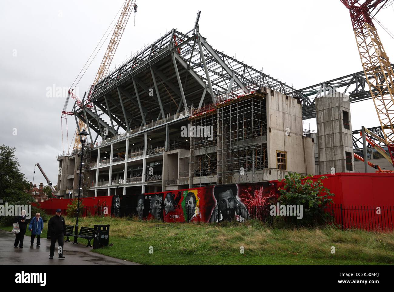 Liverpool, Royaume-Uni. 4th octobre 2022. Des peintures murales ornent l'escrime du nouveau stand en construction avant le match de l'UEFA Champions League à Anfield, Liverpool. Crédit photo à lire : Darren Staples/Sportimage crédit : Sportimage/Alay Live News Banque D'Images