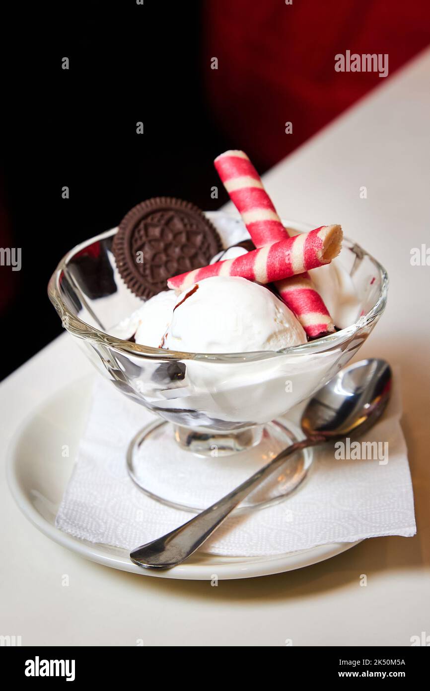 Boules de glace crémeuses avec biscuits dans un verre de bown Banque D'Images