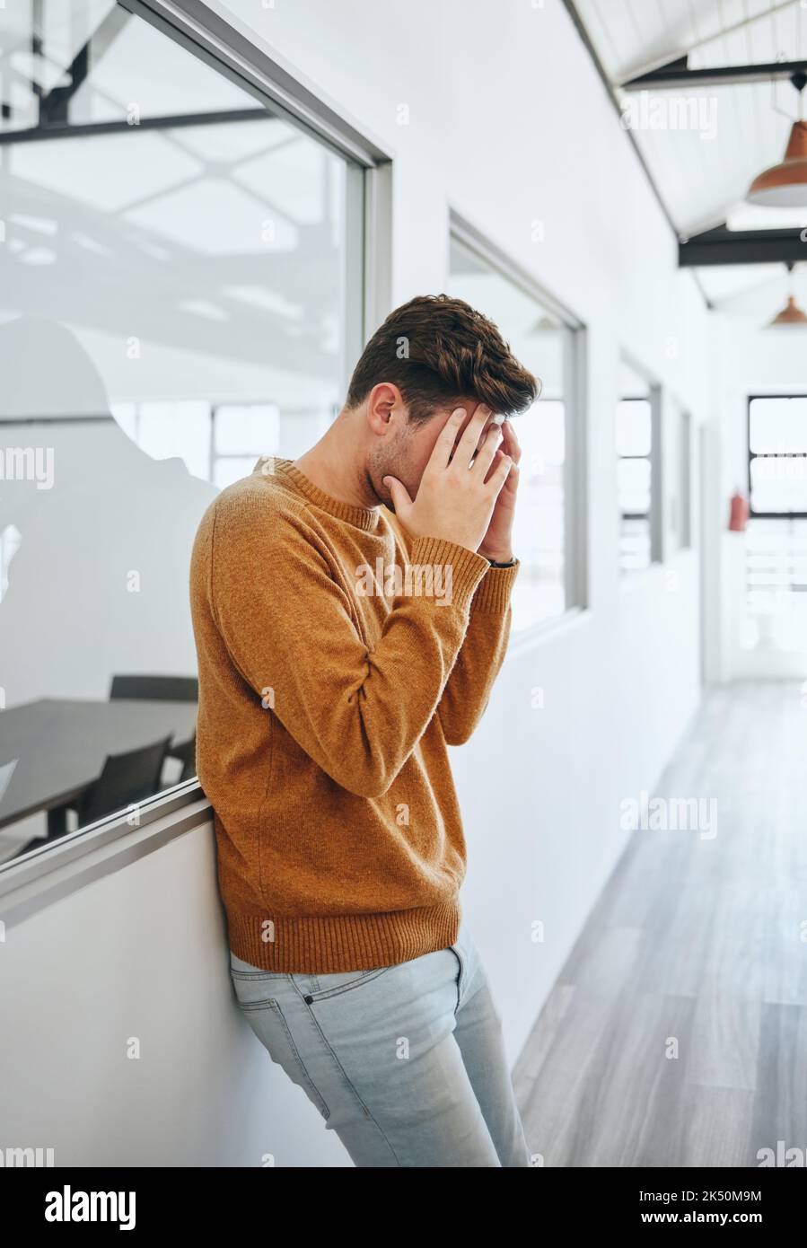 Maux de tête, stress et étudiant avec la tête dans les mains à l'université frustré par la charge de travail à l'école. Santé mentale, anxiété et dépression au moment de l'examen Banque D'Images