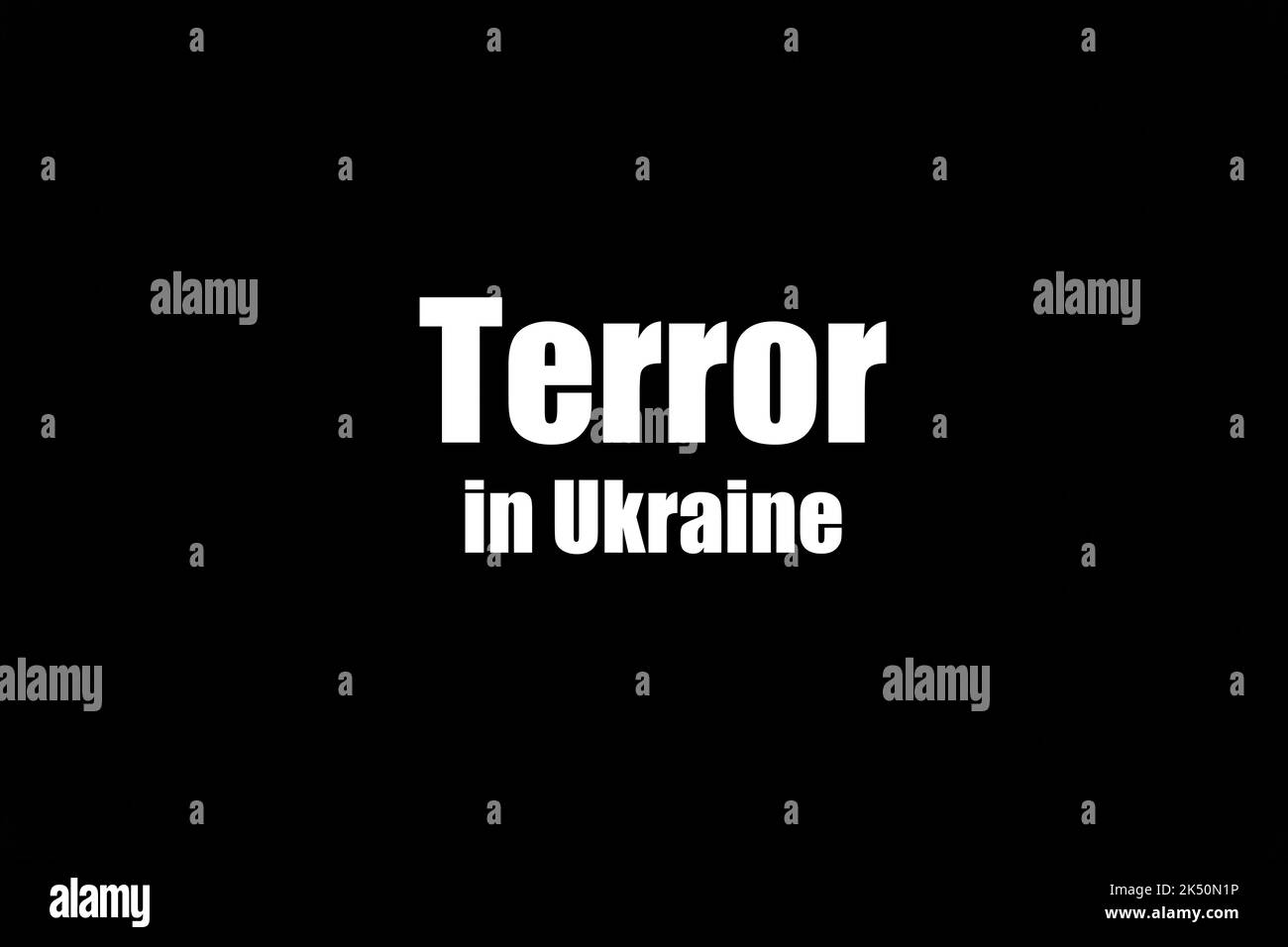 La terreur en Ukraine. L'inscription signifie la mort et le malheur fait blanc sur noir. Cataclysme mondial. Intervention avec l'aide de l'armée et des armes Banque D'Images