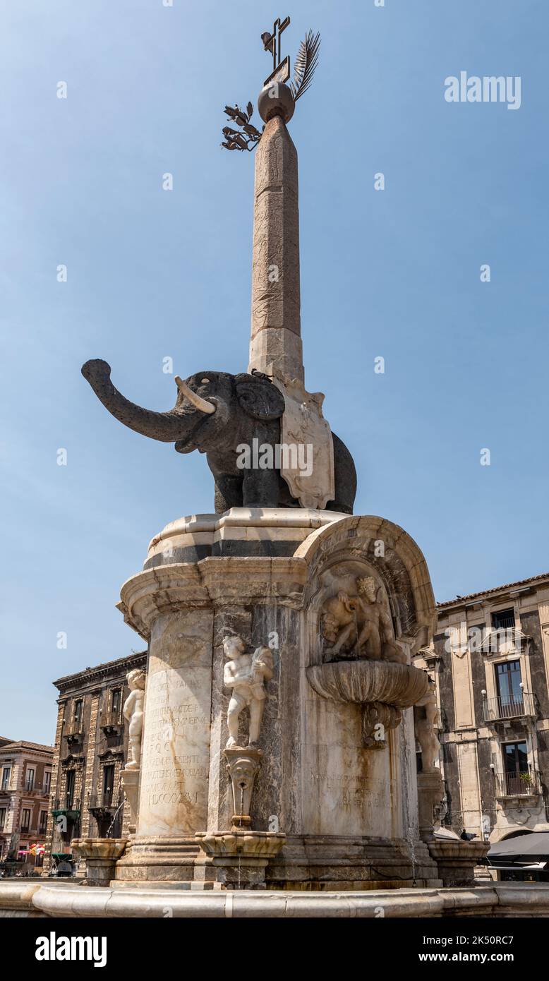 La célèbre fontaine d'éléphant de Vaccarini (1730) dans le centre de Catane, en Sicile. Appelée 'u Liotru' en sicilien, la statue est faite de basalte volcanique Banque D'Images