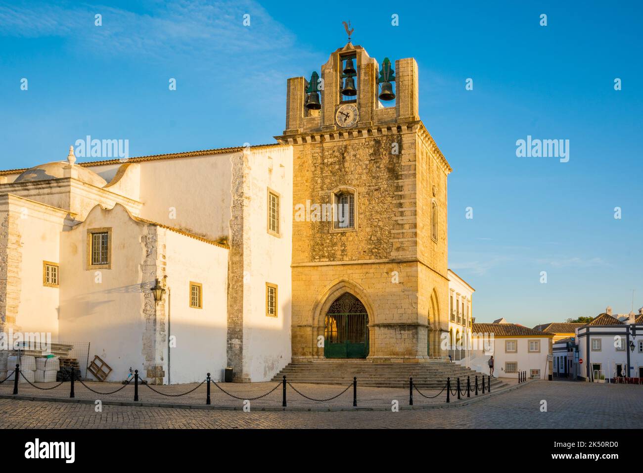 Faro, Portugal, septembre 2022 : vue sur la cathédrale de Faro à Largo da se dans la vieille ville. Banque D'Images