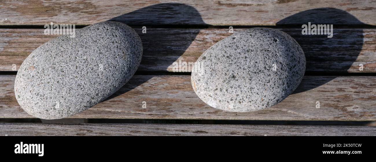 Sauna rond finlandais en pierres avec une ombre sur un fond de bois Banque D'Images