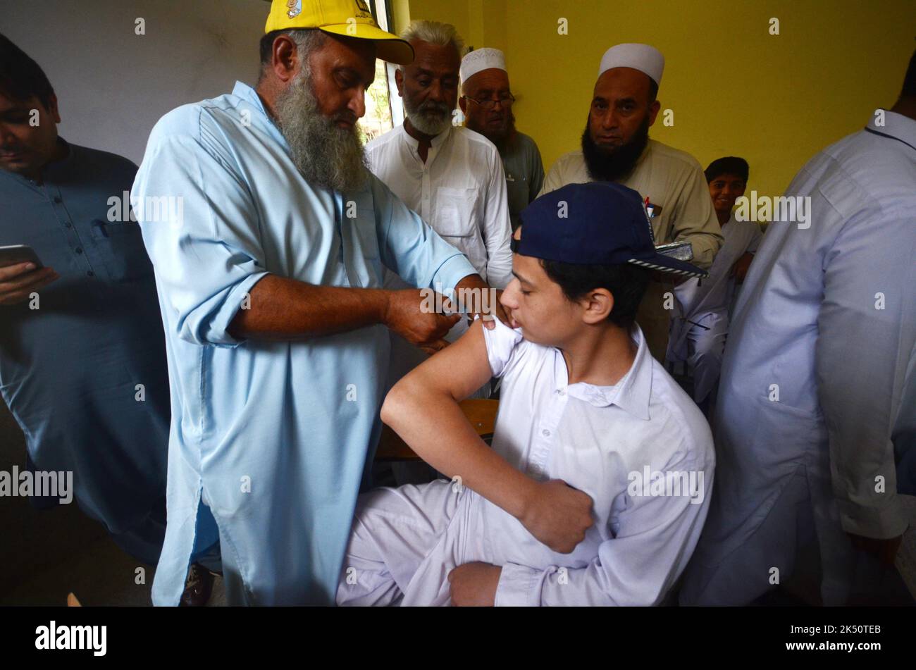 Peshawar, Khyber Pakhtunkhwa, Pakistan. 4th octobre 2022. Un écolier reçoit un vaccin contre la fièvre typhoïde au cours d'une campagne de vaccination à Peshawar. Selon le département de santé, tous les enfants âgés de 9 mois à 15 ans seront vaccinés au cours de la première phase de la campagne. (Image de crédit : © Hussain Ali/Pacific Press via ZUMA Press Wire) Banque D'Images