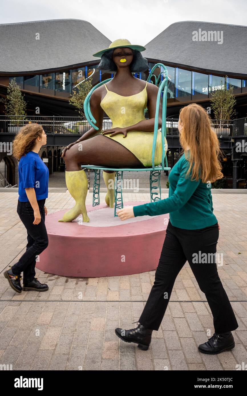 Londres, Royaume-Uni. 5 octobre 2022. Les femmes marchent devant Tschabalala Self's ‘SEED’, un ouvrage public récemment dévoilé commandé par avant Arte, à Coal Drops Yard près de King’s Cross. Le bronze à grande échelle mesure près de 3 mètres et est la première sculpture publique de l’artiste. Credit: Stephen Chung / Alamy Live News Banque D'Images