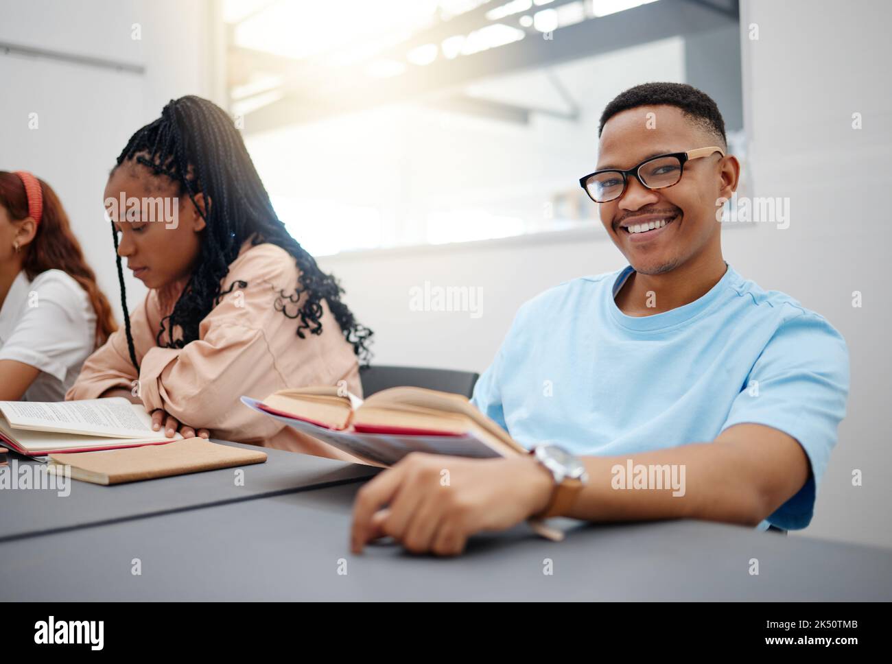 Lecture, livres et portrait d'étudiant de langue étudiant en classe pour l'éducation, le savoir et la bourse universitaires. L'homme noir de collège en cours Banque D'Images