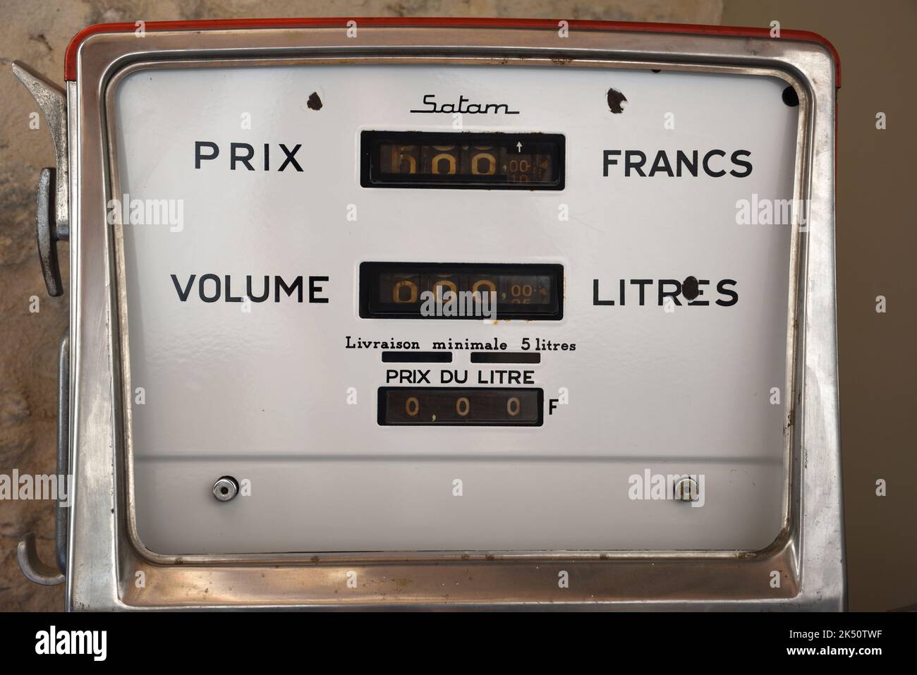 Ancienne pompe à essence ou pompe à essence affichant les prix de l'essence ou du gaz comme zéro pour l'essence en litres et en francs français France Banque D'Images