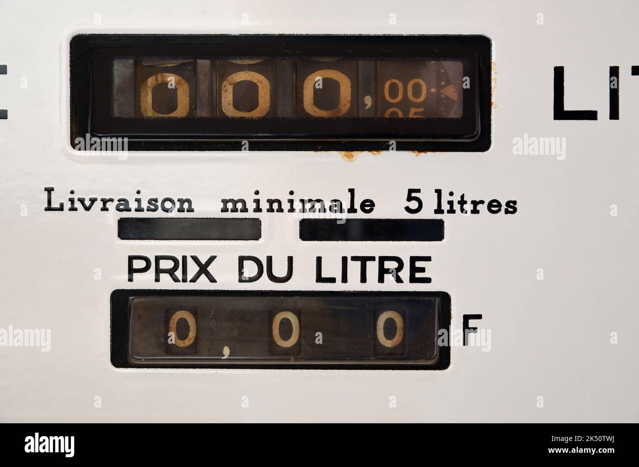 Ancienne pompe à essence ou pompe à essence affichant les prix de l'essence ou du gaz comme zéro pour l'essence en litres et en francs français France Banque D'Images