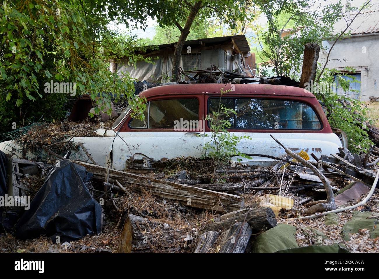 Rusty Old car Wreck ou voiture abandonnée Simca Aronde P60 Chatelaine Estate car dans la ferme abandonnée Yard Banque D'Images