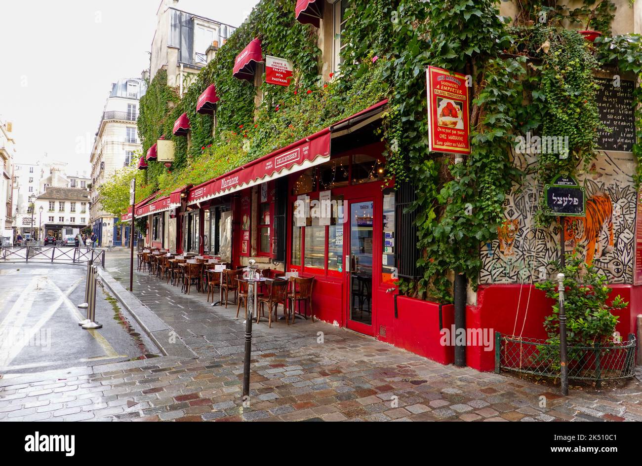 Tables vides pour dîner en plein air au restaurant chez Marianne, au large de la rue des Rosiers, servant de la cuisine du Moyen-Orient dans le Marais, Paris. Banque D'Images