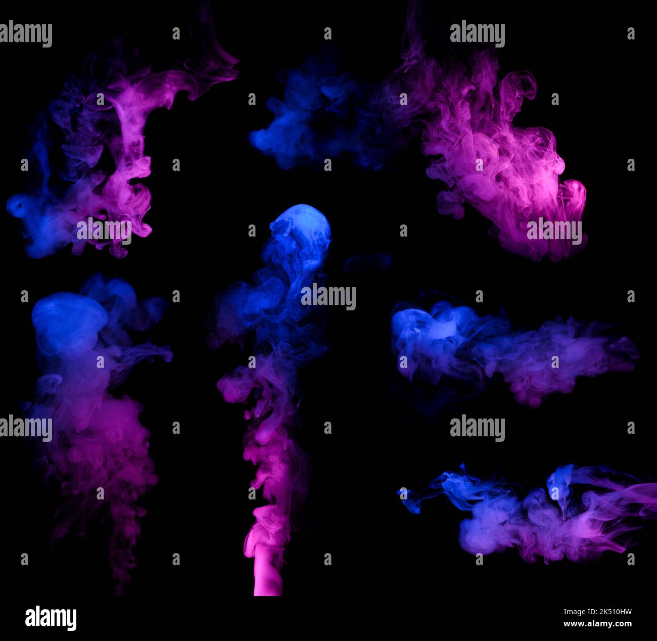 Nuages de couleurs bleu néon et violet éléments de conception de fumée isolés sur fond noir Banque D'Images