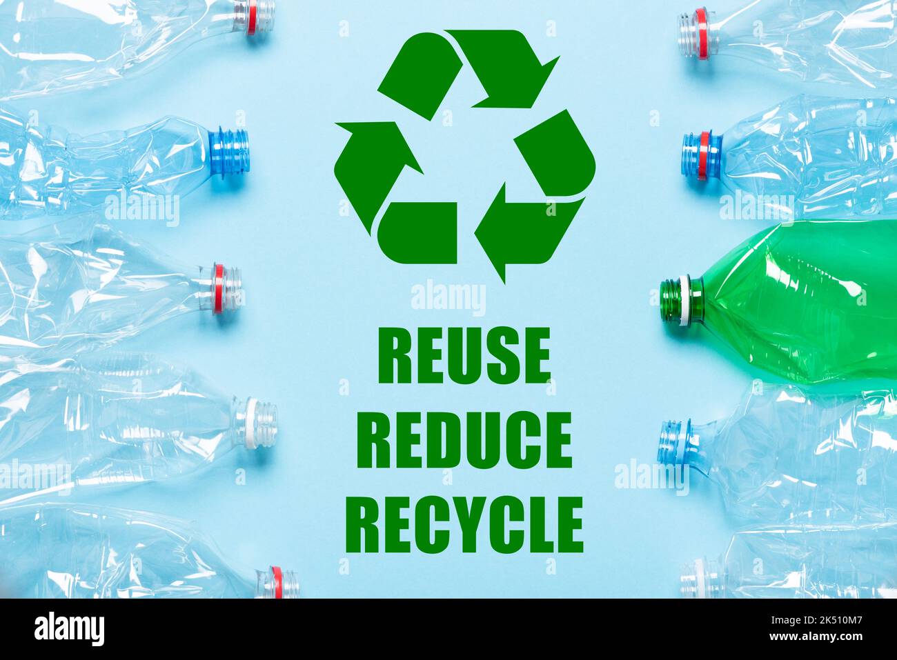 Symbole de recyclage avec réutilisation réduire les mots de recyclage et les bouteilles en plastique sur fond bleu vue de dessus Banque D'Images