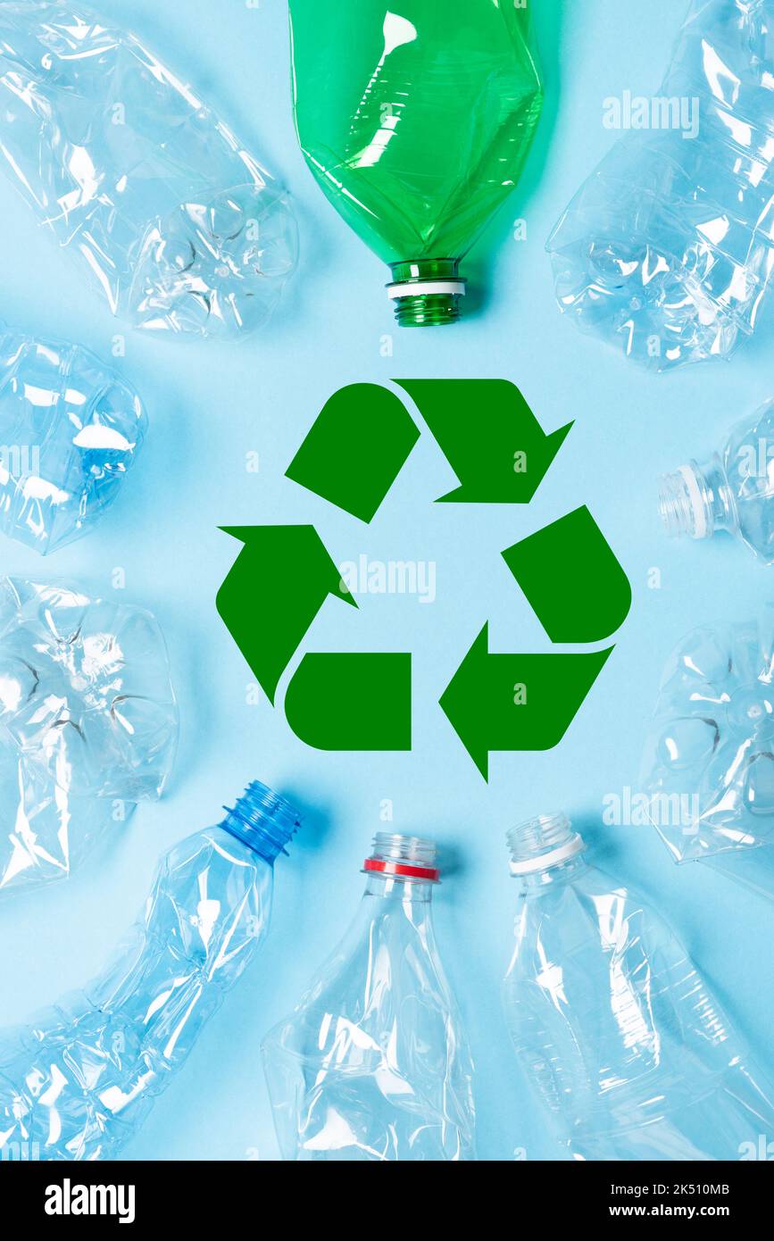 Flacons en plastique avec symbole de recyclage sur fond bleu, vue de dessus Banque D'Images