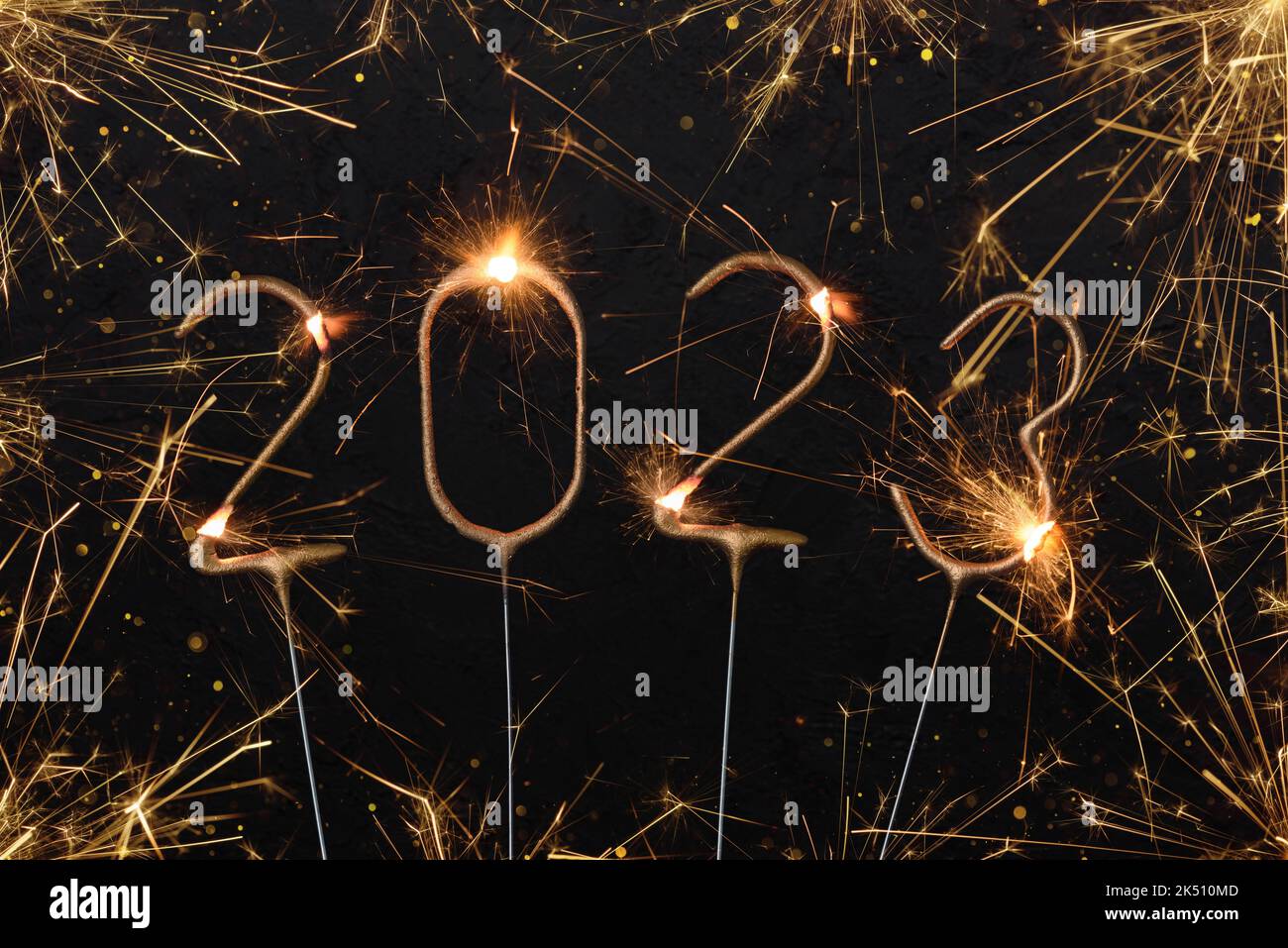 Carte de fête du nouvel an 2023 Silvester. Chiffres de l'année 2023 fabriqués par des ampoules à feu doré avec des étincelles et des lumières scintillantes bokeh. Banque D'Images