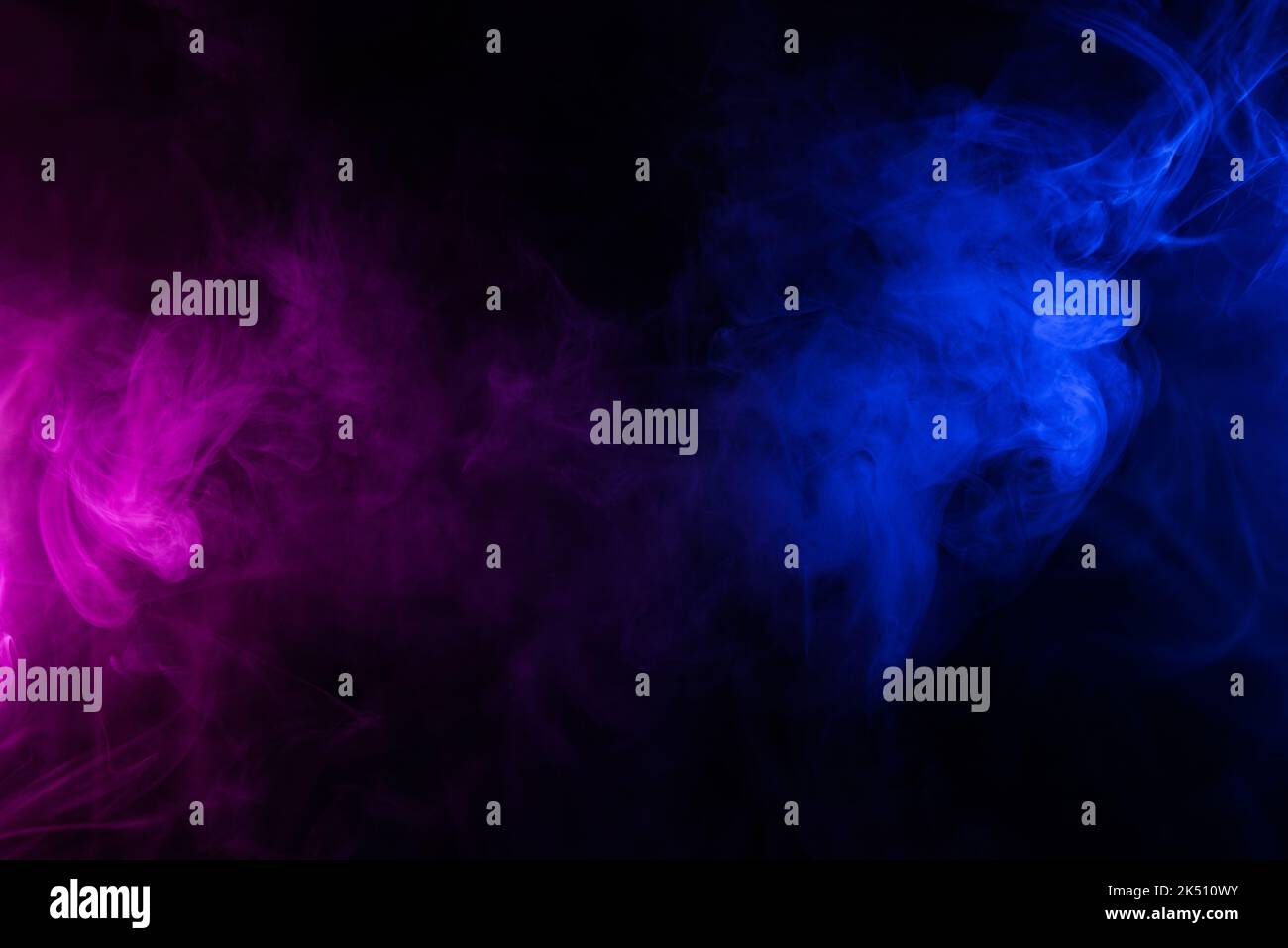 Des vagues de néon tourbillonnant bleu et violet fument sombre arrière-plan abstrait Banque D'Images