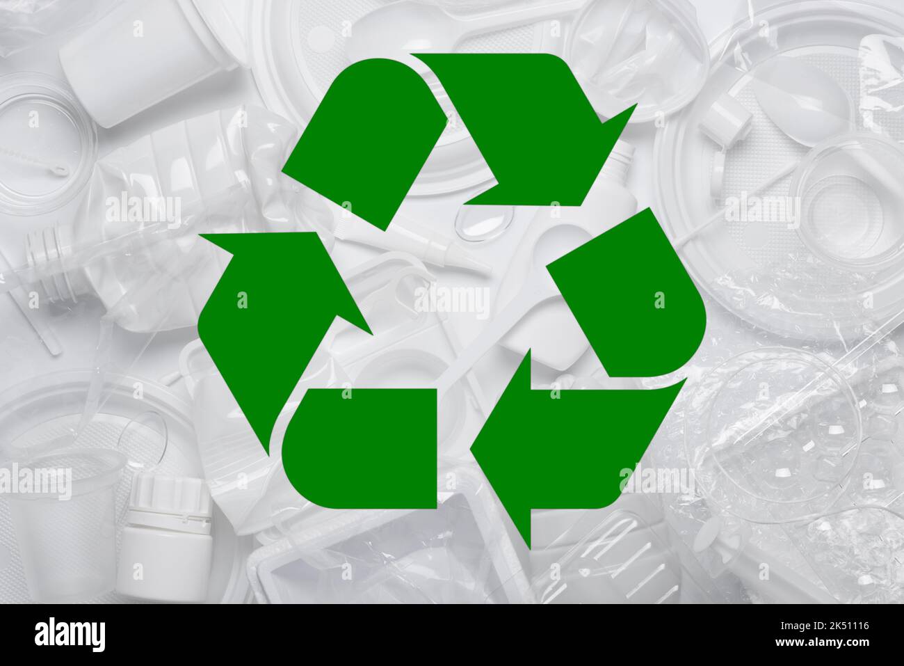 Symbole de recyclage sur les déchets plastiques, produits en plastique blanc à usage unique Banque D'Images