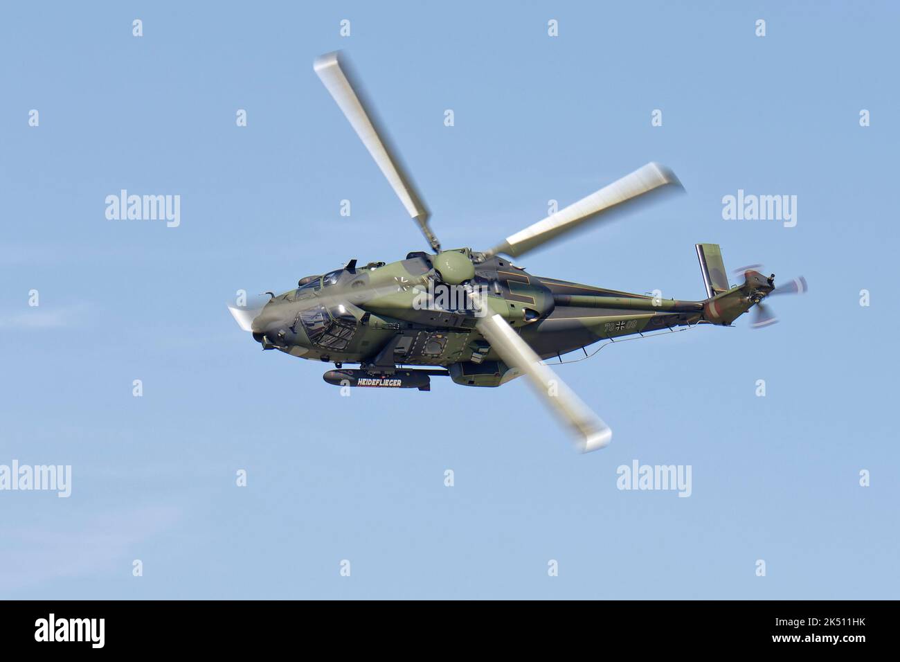 NH Industries NH90 hélicoptère tactique de transport de troupes de l'armée allemande expose un impressionnant vol au Royal International Air Tattoo Banque D'Images
