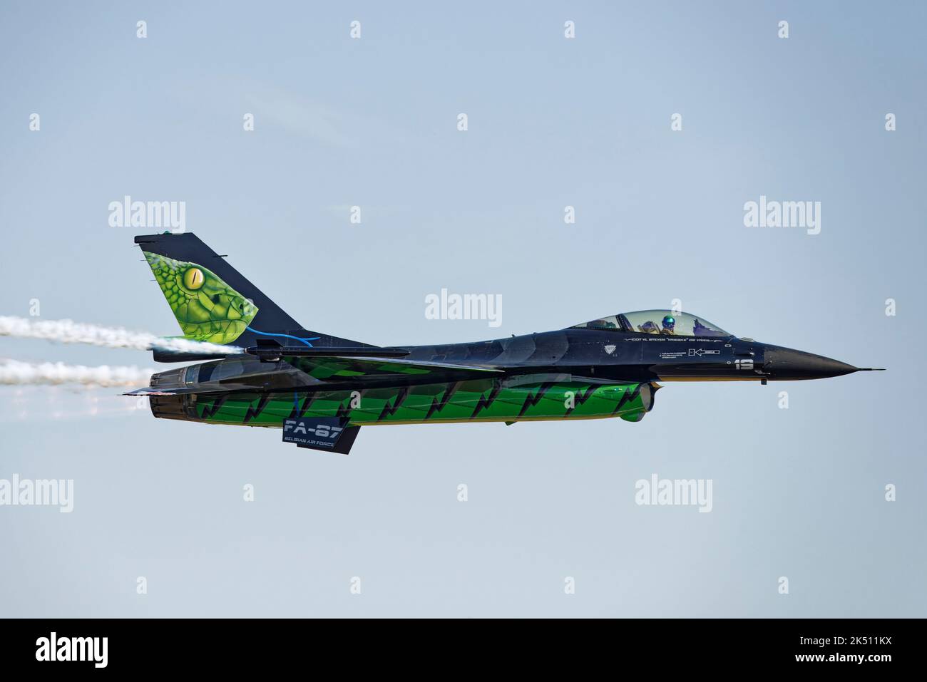 Steven Vrieske de Vries, de l’escadron du tigre de l’Armée de l’Air belge 31st, quitte le Royal International Air Tattoo dans son F-16 Fighter superbement peint Banque D'Images