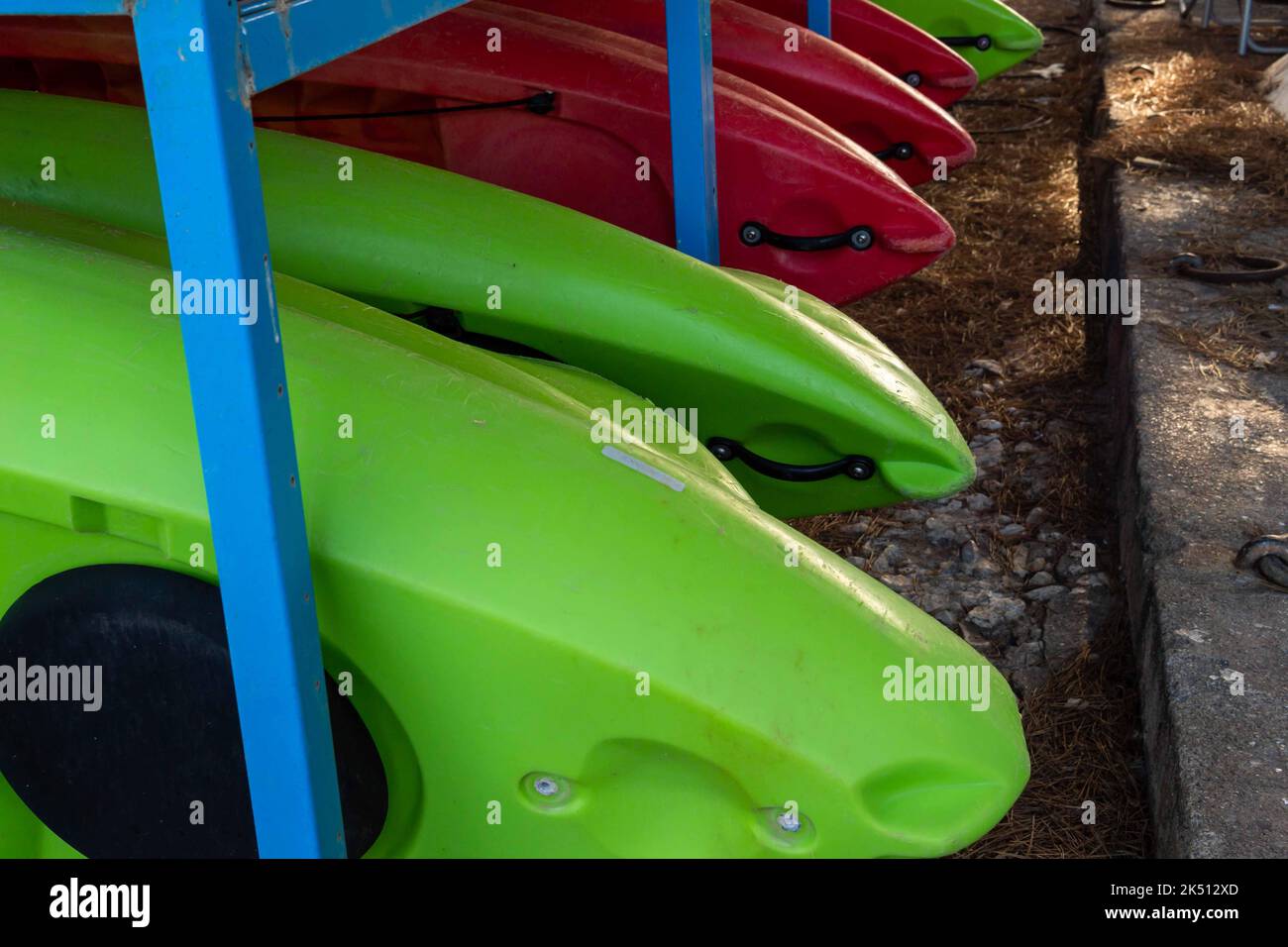 Gros plan de canoës sur une plage dans la ville majorquine de Portocolom, en Espagne Banque D'Images