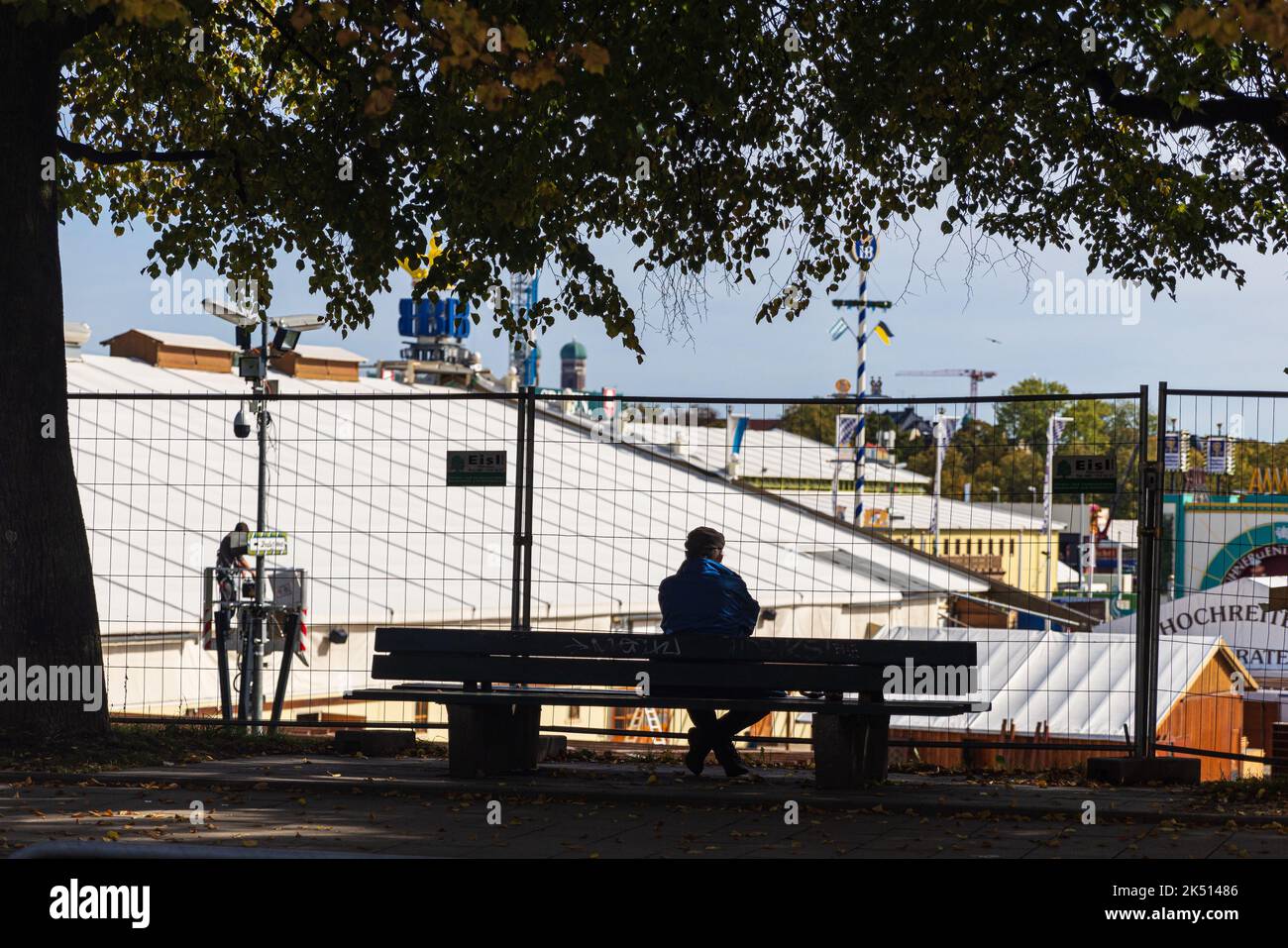 MUNICH, ALLEMAGNE - OKTOBER 5, 2022: Démontage sur la Theresienwiese après plus de deux semaines d'Oktoberfest. Plus de 600 fournisseurs doivent démonter leur Banque D'Images