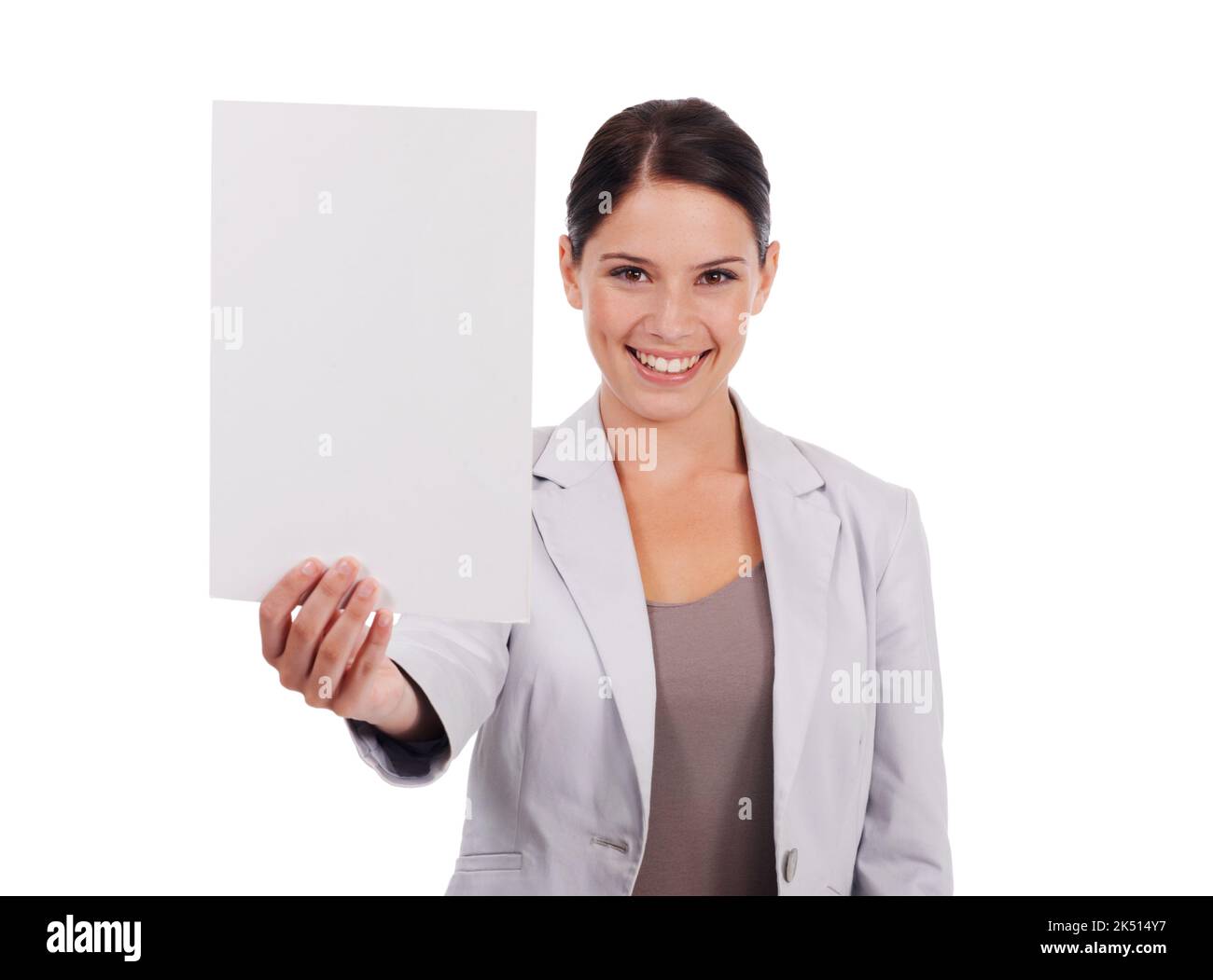 C'est une idée à laquelle vous pouvez croire. Une jeune femme pointant vers un petit signe blanc tout en étant isolée sur blanc. Banque D'Images