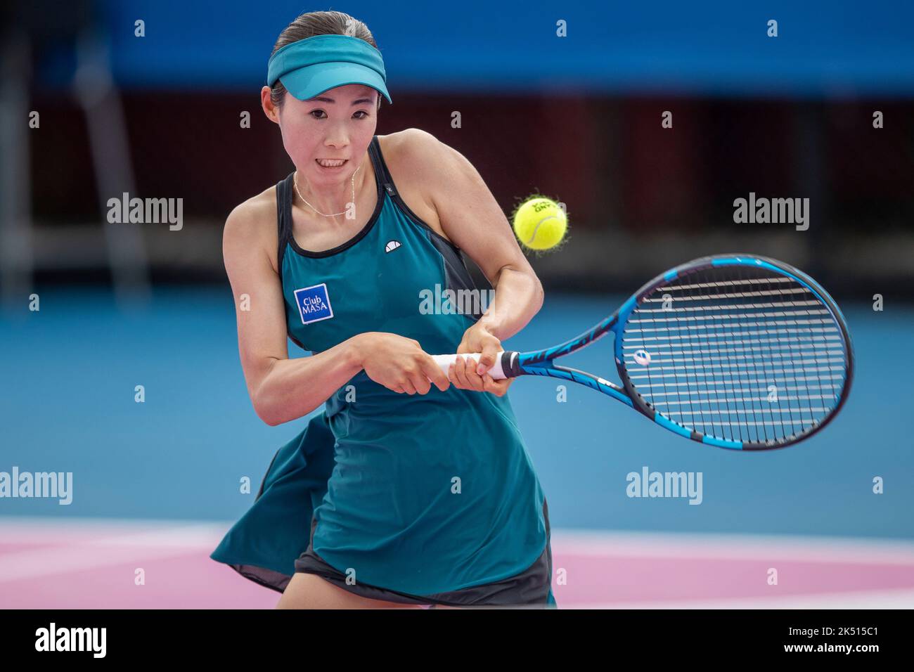 HUA HIN, THAÏLANDE - OCTOBRE 5 : Risa Ushijima du Japon lors du premier tour contre Hong Yi Cody Wong de Hong kong lors de la TOURNÉE MONDIALE DE TENNIS 2022 de CAL-COMP & XYZPRINTING ITF à LA VRAIE ARENA HUA HIN on 5 octobre 2022 à HUA HIN, THAÏLANDE (photo de Peter van der Klooster/Alamy Live News) Banque D'Images