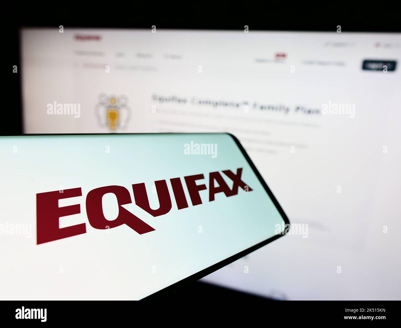 Smartphone avec le logo de la société américaine d'évaluation du crédit à la consommation Equifax Inc. À l'écran devant le site Web. Mise au point au centre-gauche de l'écran du téléphone. Banque D'Images
