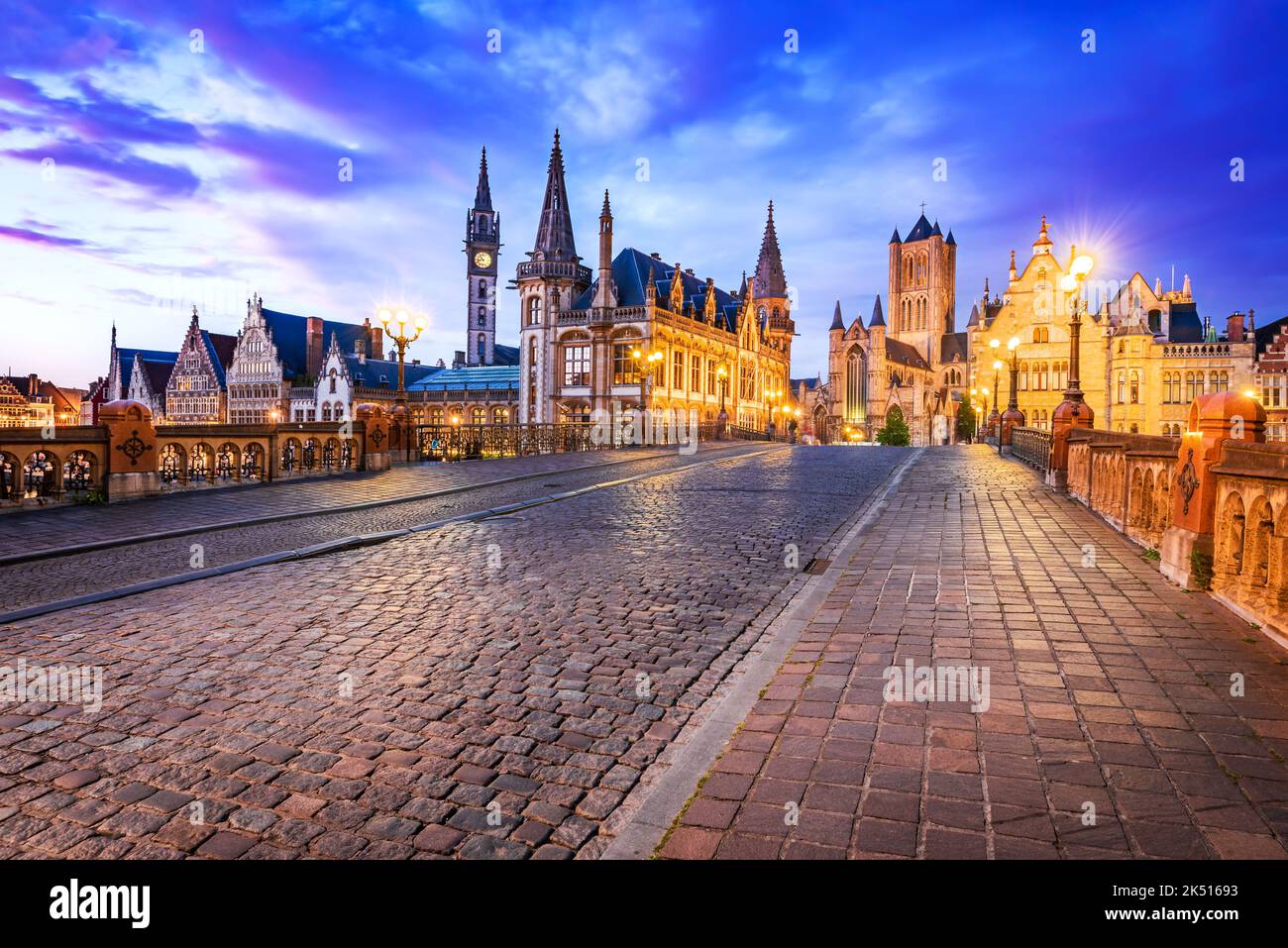 Gand, Belgique. Vue sur le quartier historique de Graslei et le clocher de la rivière Leie et le pont Sint-Michielsplein au crépuscule. Banque D'Images