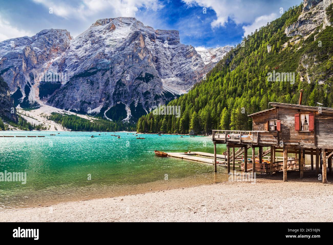 Lago di Braies, Italie. Lieu romantique spectaculaire avec des bateaux en bois typiques sur le lac alpin de Braies, Dolomites, Tyrol du Sud. Banque D'Images